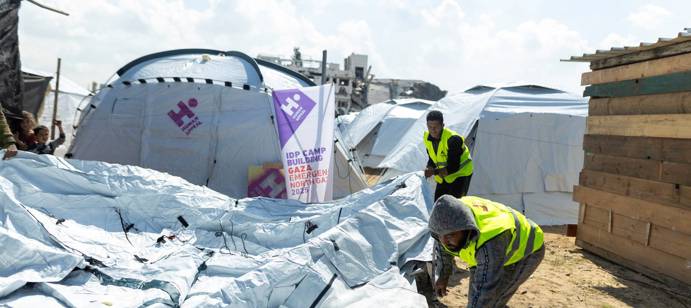 في العاشر من رمضان، في قلب بيت حانون شمال غزة، وفّرنا 45 خيمة من أصل 120 خيمةً مُلحّة، لتوفير المأوى والكرامة والأمل للعائلات المتضررة. كل خيمة تمثل ملاذًا آمنًا وخطوةً نحو إعادة بناء حياةٍ مُدمّرة. معًا، نقف إلى جانب غزة.