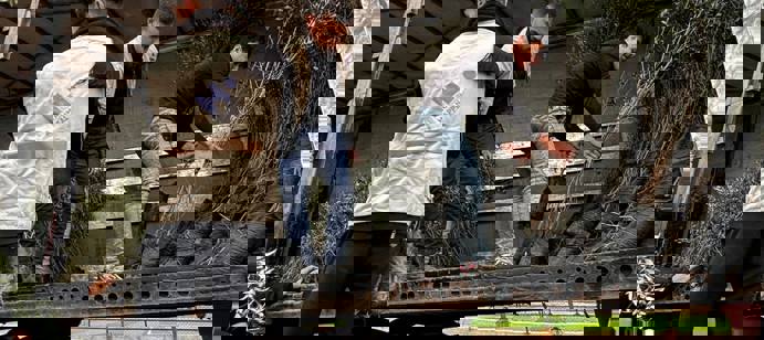 في السابع عشر من رمضان، في محافظة نينوى، الموصل، استفاد 50 مزارعًا من مشروع زراعي تحويلي، حيث حصل كل مزارع على 105 شتلات زيتون عالية الجودة مع أصناف محلية، بالإضافة إلى نظام ري متكامل. تم تدريب المزارعين على أفضل ممارسات زراعة الزيتون ومكافحة الآفات. وقد تم تزويدهم بالموارد الأساسية مثل أنابيب الري، الأسمدة، ووصلات الري بالتنقيط لضمان نجاح المحاصيل.