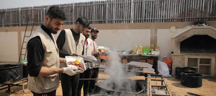 ووزعنا 12,000 وجبة ساخنة على 12,000 نازح و2,671 عائلة محتاجة في خان يونس، بالتعاون مع منظمة HAUK. ضمن مبادرة رمضان، تم توفير وجبات دافئة ومغذية لإفطار الصائمين،