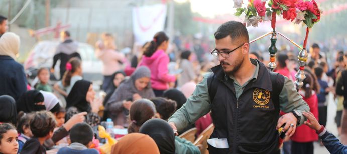 ونفذنا بنجاح مبادرة توزيع 7000 وجبة ساخنة للأسر النازحة في مخيم النصيرات بدعم من منظمة HA فرنسا. 