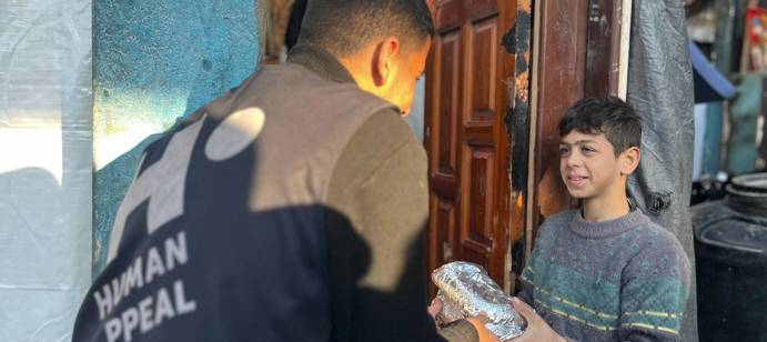 ووزّعنا 12,256 وجبة ساخنة على النازحين في مراكز إيواء شمال غزة، بفضل دعم HAUK. تضمنت الوجبات قائمة خاصة باللحوم، ناشرةً الأمل والكرامة في الشهر الفضيل.