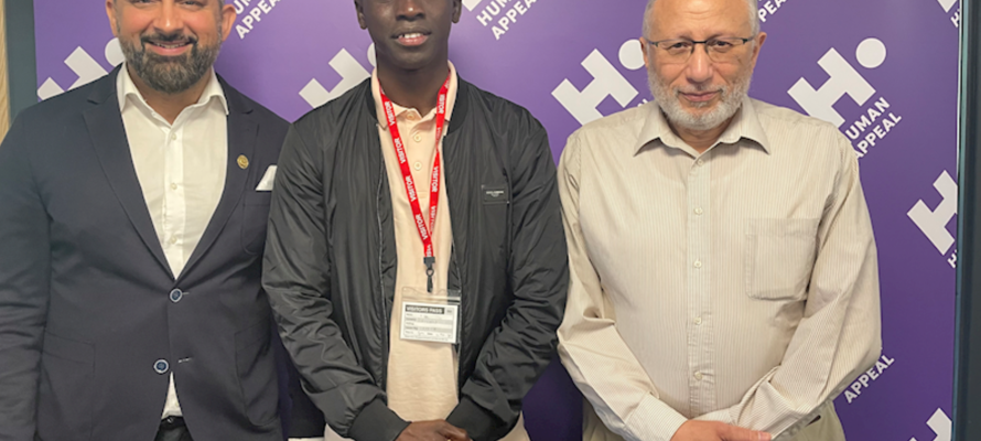 أسطورة كرة القدم بابيس سيسي يزور مقر هيومان أبيل الرئيسي