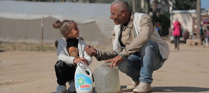 في 2 ديسمبر في شمال غزة، بدعم كريم من Crypto Twitter وLoopify. تم توزيع 89,000 لتر من المياه في شارع حشتيو، دوار العابدية، مسجد التوبة، دوار أبو حميد، مدرسة موسى بن نصير، مسجد إبراهيم، ونافورة عتالة في ملاجئ غرب وشرق غزة، حيث استفاد منها 8,900 فرد و 1,780 عائلة نازحة.