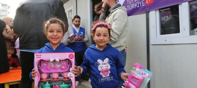 ومن خلال مبادرة "صلة" التابعة لمنظمتنا، تم توزيع 500 لعبة على مئات الأطفال في مخيمات اللاجئين الذين عانوا من ويلات الحرب والزلازل.