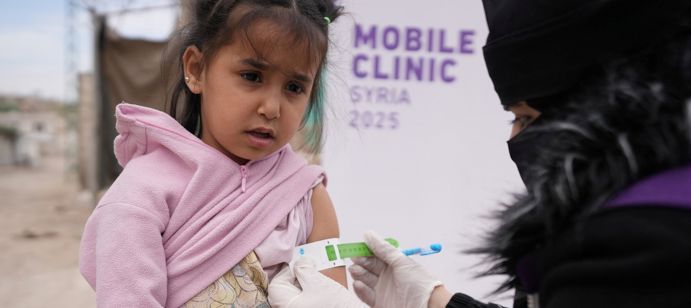 في الثامن عشر من رمضان، تقدم العيادات المتنقلة في شمال غرب سوريا خلال رمضان خدمات طبية أساسية، تشمل أمراض النساء والتغذية، لتلبية احتياجات الفئات الضعيفة مثل الأطفال والنساء الحوامل.