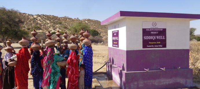 مضخة لمياه الشرب النظيفة والآمنة تعمل بالطاقة الشمسية في قرية في باكستان