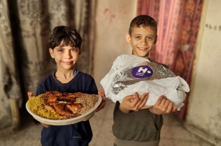 وجبات ساخنة لإفطار الصائمين في غزة