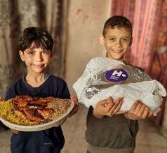 وجبات ساخنة لإفطار الصائمين في غزة