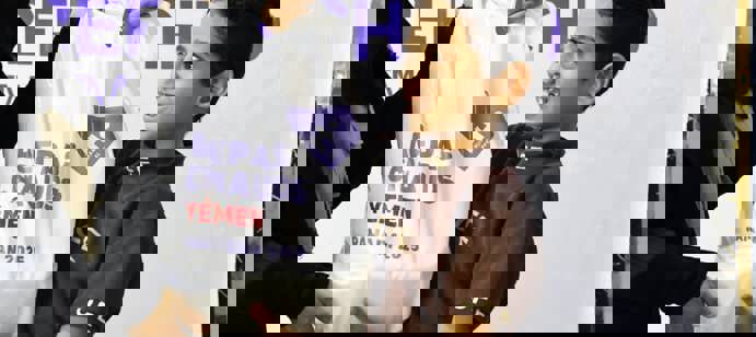 و في تعز، نجحنا في توزيع 1,126 وجبة ساخنة لدعم الأسر الفقيرة والمحتاجين. كما وزّعنا قسائم على الأسر والناجين الميدانيين لتسجيلهم في التوزيعات القادمة.