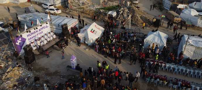 في الثامن من رمضان، نفذنا بنجاح مبادرة توزيع 2626 وجبة ساخنة في رفح. جرت هذه المبادرة خلال شهر رمضان المبارك، الذي يعزز التضامن والرحمة والعطاء للمحتاجين.