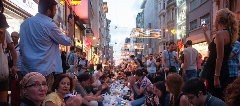 هل توجد عادات رمضانية غريبة في دول غير مسلمة؟