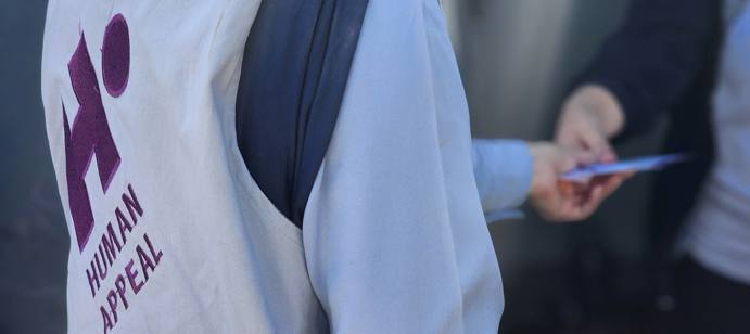 ونواصل دعم الأسر السورية المتضررة من زلزال غازي عنتاب ضمن مشروع "أطعم الصائمين" في رمضان، حيث تم توزيع 125 قسيمة نقدية على الأسر الأكثر احتياجًا في المخيم. تتيح هذه القسائم للأسر شراء المواد الغذائية الأساسية مثل الخبز، والجبن، والحليب، واللحوم.