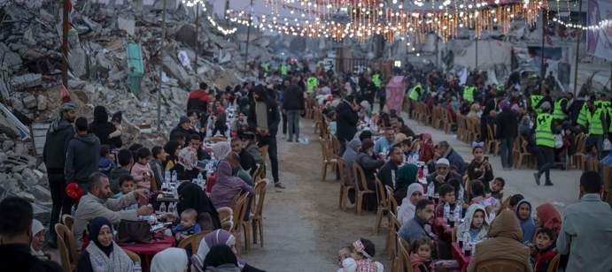 في الأول من رمضان، وزّعنا 12,000 وجبة ساخنة على 2,427 عائلة نازحة في رفح، ضمن مبادرة غذائية عاجلة خلال شهر رمضان المبارك، لتعزيز التكافل ودعم المحتاجين.