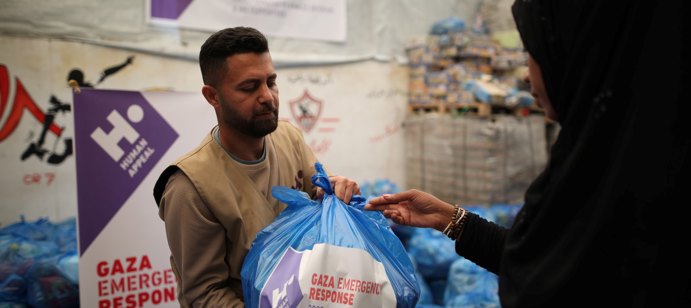 في الخامس من رمضان، نفذنا بنجاح مبادرة توزيع مساعدات غذائية عاجلة في وسط غزة. أشرف على عملية التوزيع خالد بيضون، حيث تم توزيع 219 طردًا غذائيًا على 219 أسرة محتاجة تضم 1380 فردًا.