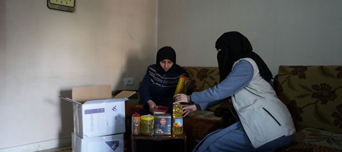 واصل فريقنا في سوريا توزيع الطرود الغذائية ضمن مشروع "إفطار الصائم" في مدينة حلب، حيث تم توزيع 200 طرد غذائي يحتوي على الأرز والسكر والتمر والزيت النباتي والعديد من المواد الغذائية الأساسية. يهدف المشروع إلى دعم الأسر الأكثر احتياجًا والمتضررة من الحرب.