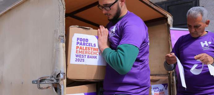 وتم توزيع 558 طردًا غذائيًا على عائلات نازحة من مخيم جنين، ومخيم نور شمس، ومخيم طولكرم، وبذلك تم اليوم توزيع آخر 30 طردًا في مخيم نور شمس. شكرًا لكل من ساهم في تحقيق هذا الإنجاز، فكرمكم يُحدث فرقًا مستمرًا في حياة المحتاجين.