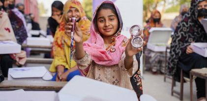 هدية العيد لأيتام باكستان