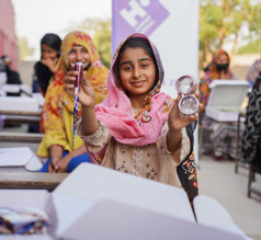 هدية العيد لأيتام باكستان