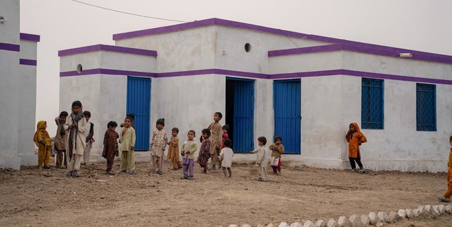 منازل للناجين من فيضانات باكستان