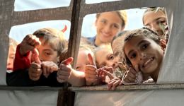 فصول مدرسية مؤقتة لأطفال غزة