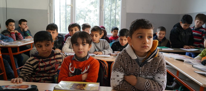 تقديم الكفالات التعليمية للطلاب السوريين اللاجئين في مخيمات تركيا