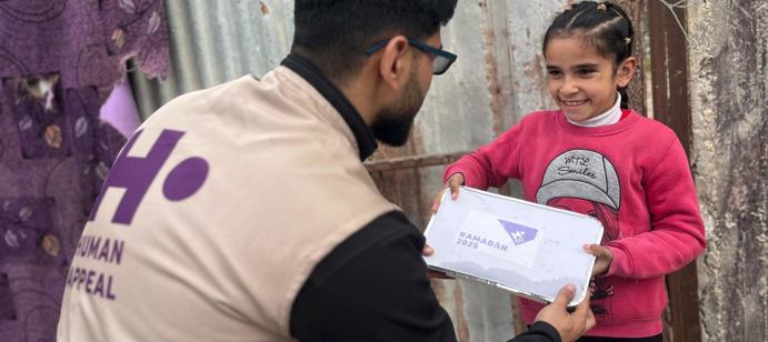 في الثالث من رمضان، وزّعنا 7,394 وجبة ساخنة على النازحين في مراكز إيواء شمال غزة، بفضل دعم HAUK. تضمنت الوجبات قائمة خاصة باللحوم، ناشرةً الأمل والكرامة خلال الشهر الفضيل.