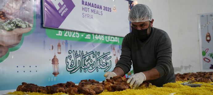 في اليوم التاسع من شهر رمضان المبارك، بدأ فريقنا في سوريا بتوزيع وجبات مطبوخة في شمال غرب سوريا.
تم التوزيع في مخيمي بشائر الخير والضاحية الخضراء بمنطقة معرة مصرين، حيث تم توزيع 380 وجبة.