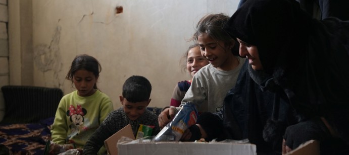 وبدأت فرقنا في سوريا توزيع الطرود الغذائية ضمن مشروع "إفطار الصائم"، مستهدفين 1,257 عائلة في شمال غرب سوريا، وخاصة في ريف المعرة الشمالي وقرية جرجناز. توفر هذه الطرود الاحتياجات الأساسية.