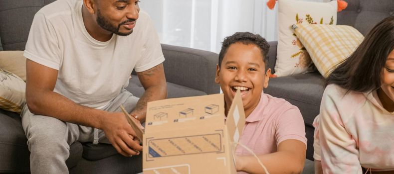 كيف يناقش الأهل أطفالهم حول ما يشاهدونه في رمضان؟