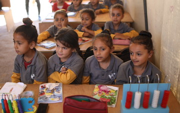 فصول مدرسية مؤقتة لأطفال غزة