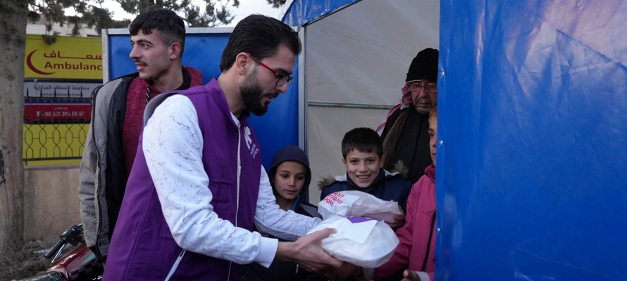 تقديم 30 ألف وجبةِ طعام ومجموعات النظافة الشخصية من هيومان أبيل خلال زلزال تركيا 