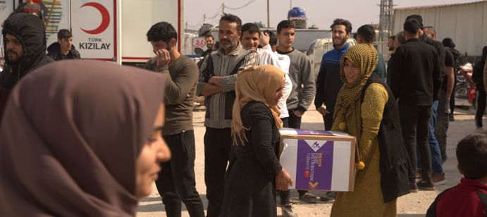 ومن خلال مبادرة "صلة" التابعة لمنظمتنا، تم توزيع 400 طرد غذائي على عائلات اللاجئين السوريين في هاتاي، تركيا، الذين فروا من ديارهم بسبب الحرب والزلازل. 