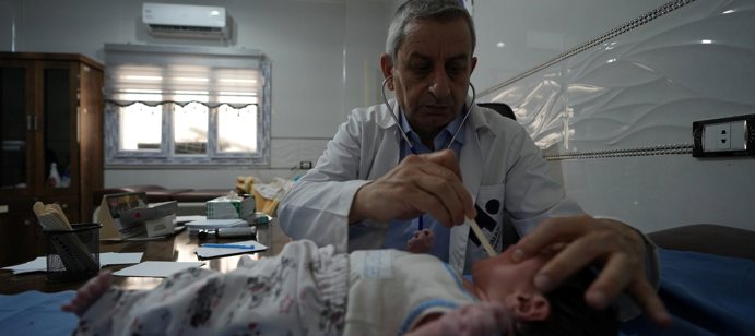 نواصل تقديم خدمات طبية مجانية خلال شهر رمضان في مستشفى الإيمان بسرمدا، حيث يعمل الفريق الطبي على مدار الساعة لتقديم العلاجات للمحتاجين. تشمل الخدمات تخصصات مثل طب الأطفال وأمراض النساء، وقد استفاد 8898 شخصًا من هذه الخدمات الشهر الماضي. 