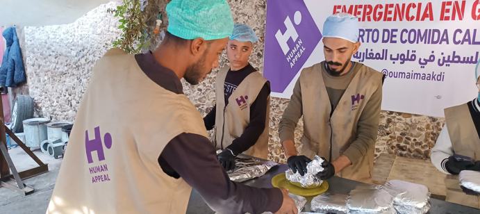 في 9 ديسمبر، تم توزيع 850 وجبة ساخنة في مخيم التعاون وملاجئ دير البلح لـ 170 عائلة نازحة و 850 فرداً.