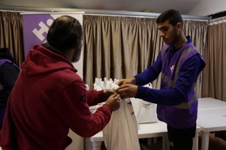 وجبات فردية ساخنة للمتضررين من الحرب في لبنان