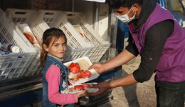 حملة على حُبِّه لإطعام الوجبات الساخنة للأسر المحتاجة