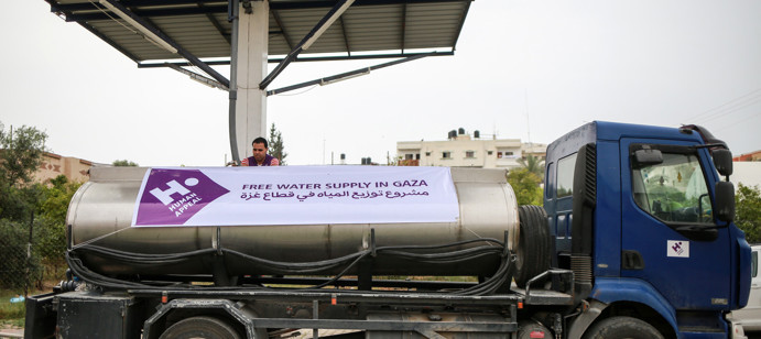 توصيل وتوزيع مياه الشرب الآمنة على النازحين في مختلف أنحاء قطاع غزة