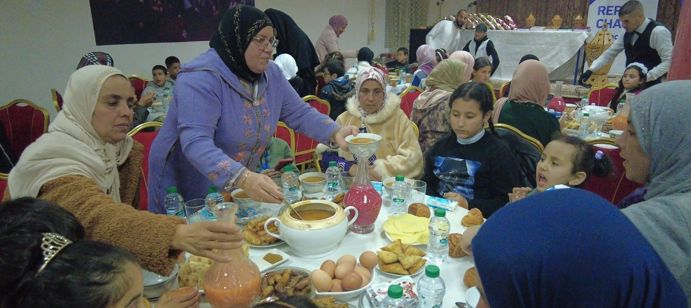 ونظمنا أول إفطار من أربعة إفطارات في طنجة، حيث تم توزيع 200 وجبة إفطار تضم الأطعمة التقليدية المغربية مثل الحريرة والشباكية والتمر. تخلل الحدث تلاوات قرآنية، أناشيد، عرض أزياء تقليدية، وفعاليات ترفيهية للأطفال. اختتم الحدث بتكريم الأمهات والأطفال وتوزيع الهدايا