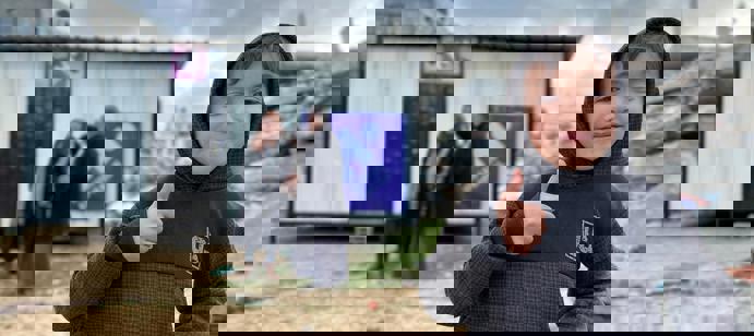 فرحة الأطفال بالبيت عوضًا عن الخيام