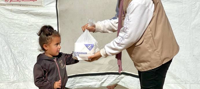 ووزعنا 2000 وجبة ساخنة على 2000 نازح و295 عائلة محتاجة في شمال غزة. تضمن التوزيع تقديم وجبات دافئة ومغذية لإفطار الصائمين.