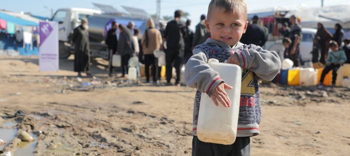 في 1 ديسمبر في دير البلح، بدعم كريم من الهيئة الإنسانية في فرنسا. تم توزيع 30,000 لتر من المياه في ملجأ الأصدقاء، ملجأ النخيل العربي، مسجد اليارموك، ملعب الدور، ملجأ غزالي، وملجأ حوز البلدية، حيث استفاد بالمجمل 7500 فرد و 1600 عائلة نازحة.