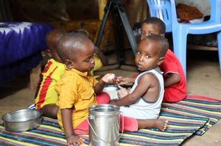 تغذية الأطفال النازحين في الصومال