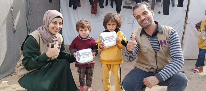 في 10 ديسمبر، تم توزيع 850 وجبة ساخنة في مخيم التعاون وملاجئ دير البلح لـ 170 عائلة نازحة و 850 فرداً.