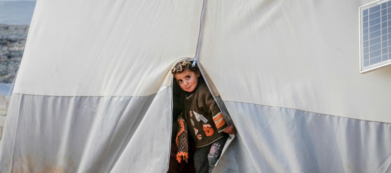 كيف يعيش الناس داخل الخيام في الشتاء؟