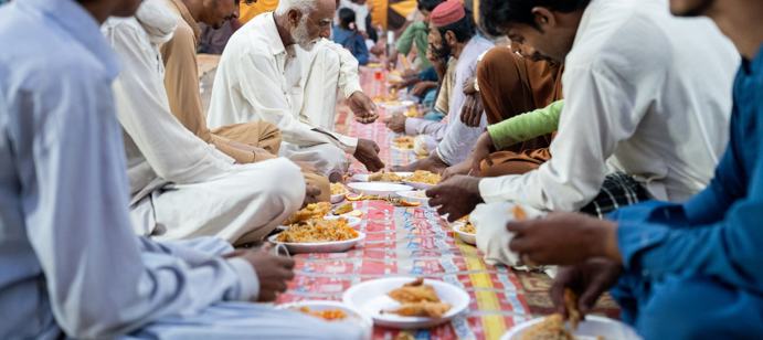 في السادس عشر من رمضان، وزّعنا 600 وجبة فدية وكفارة ساخنة في قرية بيتال بابار، مقاطعة دادو، لضمان حصول عمال اليومية والمحتاجين على إفطار دافئ. في باكستان، وزّعنا أكثر من 20,000 وجبة ساخنة